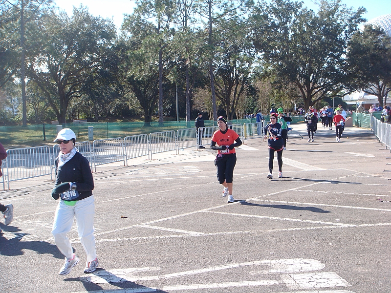 Florida [2010 Jan] 077.JPG - Scenes from the Disney World Marathon